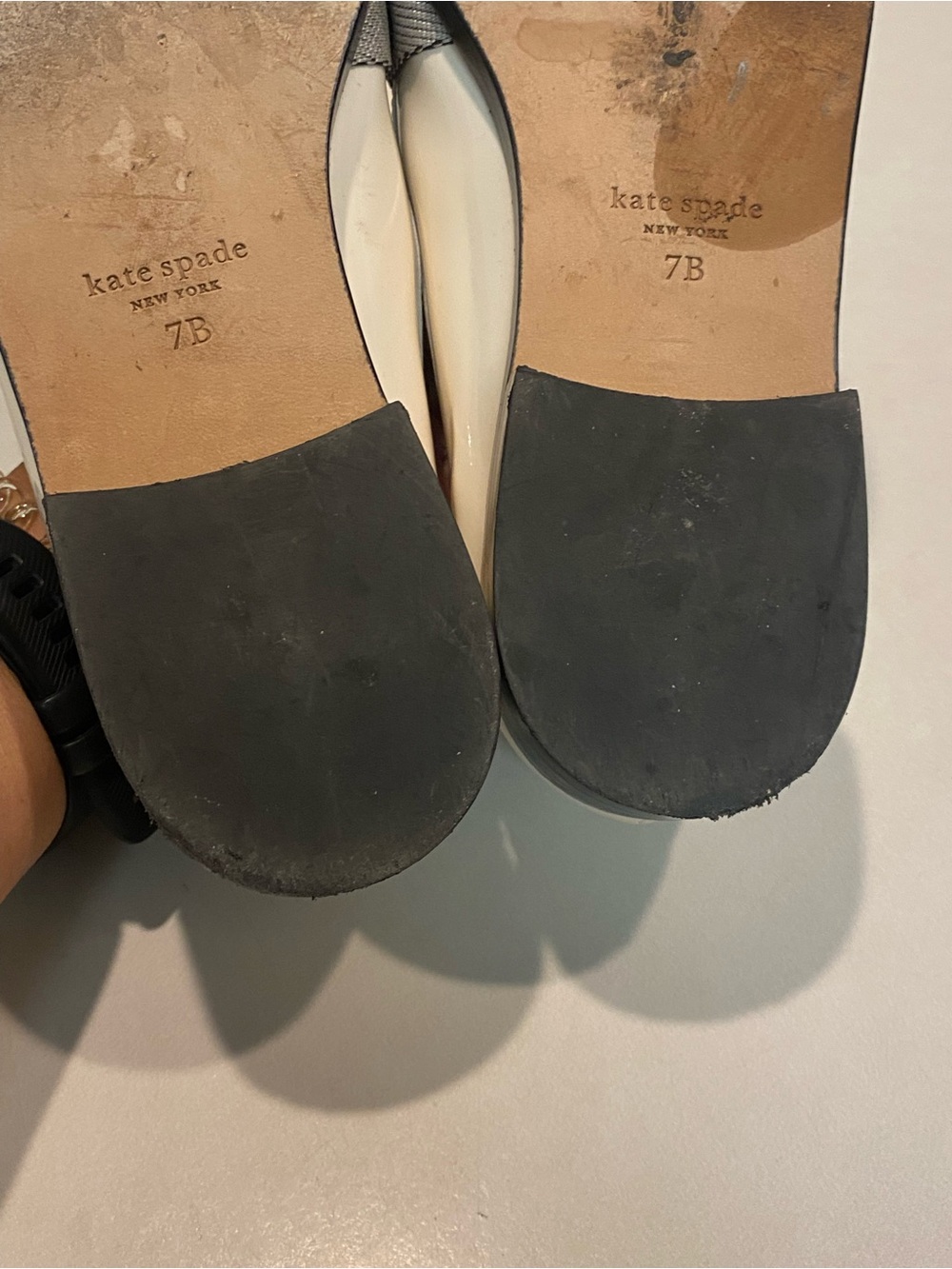 KATE SPADE LEANDRA PATENT LEATHER LOAFER CREAM BLACK BOW PLAID
HEEL SZ 7 - Picture 15 of 16